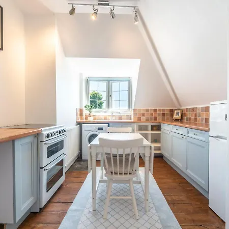 Pass The Keys Victorian Flat A Stones Throw From Hampton Court Apartment East Molesey Exterior photo