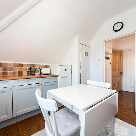 Pass The Keys Victorian Flat A Stones Throw From Hampton Court Apartment East Molesey Exterior photo
