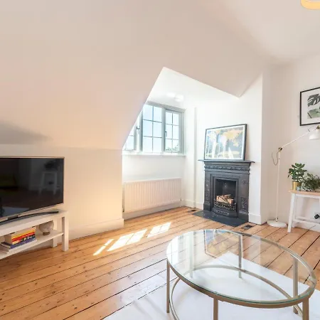 Pass The Keys Victorian Flat A Stones Throw From Hampton Court Apartment East Molesey Exterior photo