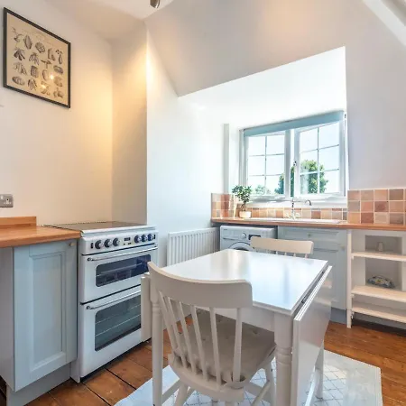Pass The Keys Victorian Flat A Stones Throw From Hampton Court Apartment East Molesey Exterior photo