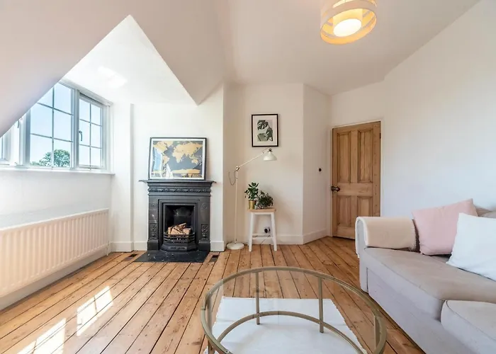 Pass The Keys Victorian Flat A Stones Throw From Hampton Court