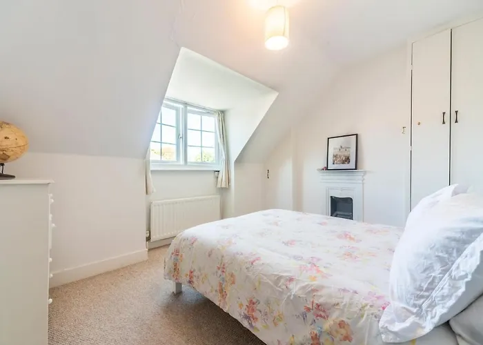 Pass The Keys Victorian Flat A Stones Throw From Hampton Court