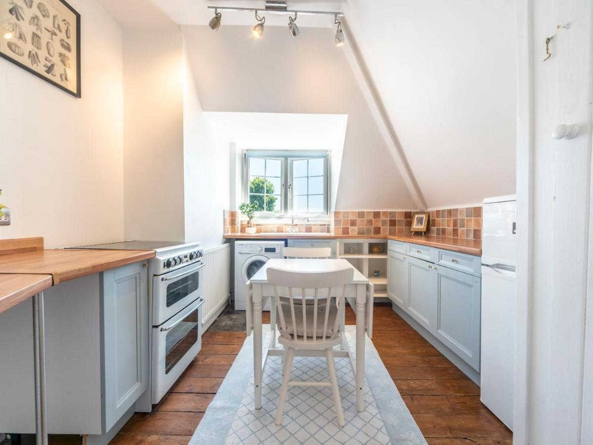 Apartment Pass The Keys Victorian Flat A Stones Throw From Hampton Court *