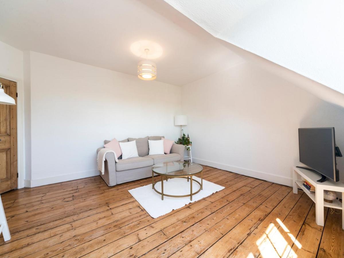 Pass The Keys Victorian Flat A Stones Throw From Hampton Court Apartment