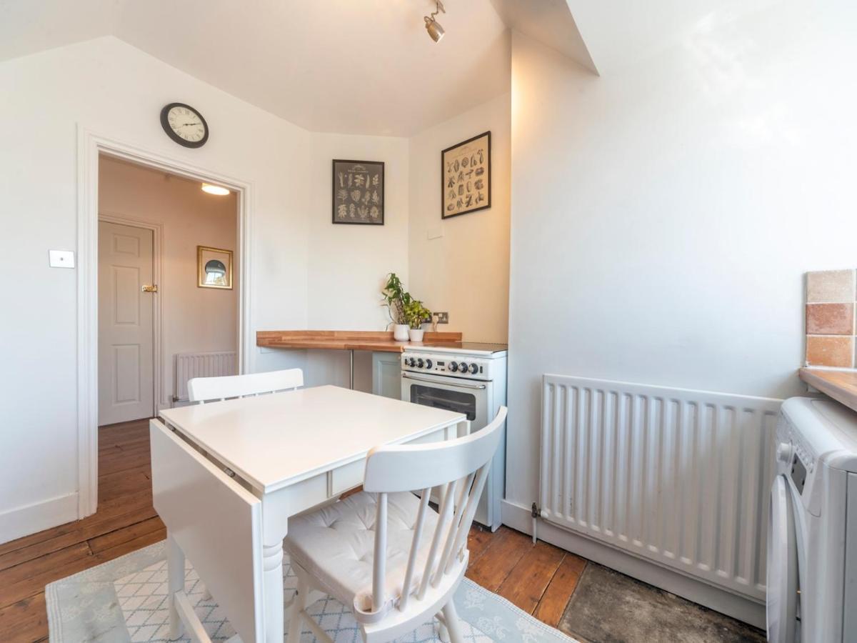 Pass The Keys Victorian Flat A Stones Throw From Hampton Court Apartment