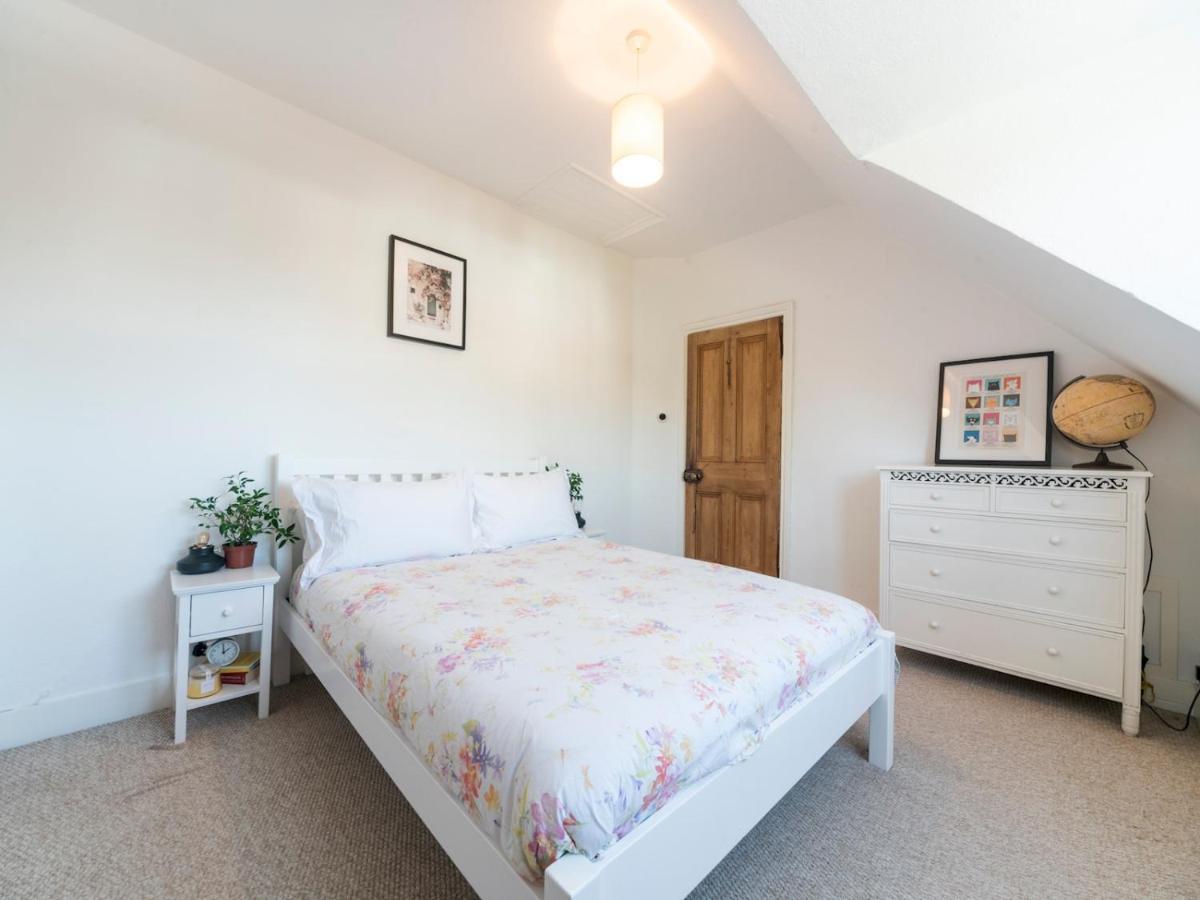 Pass The Keys Victorian Flat A Stones Throw From Hampton Court Apartment *