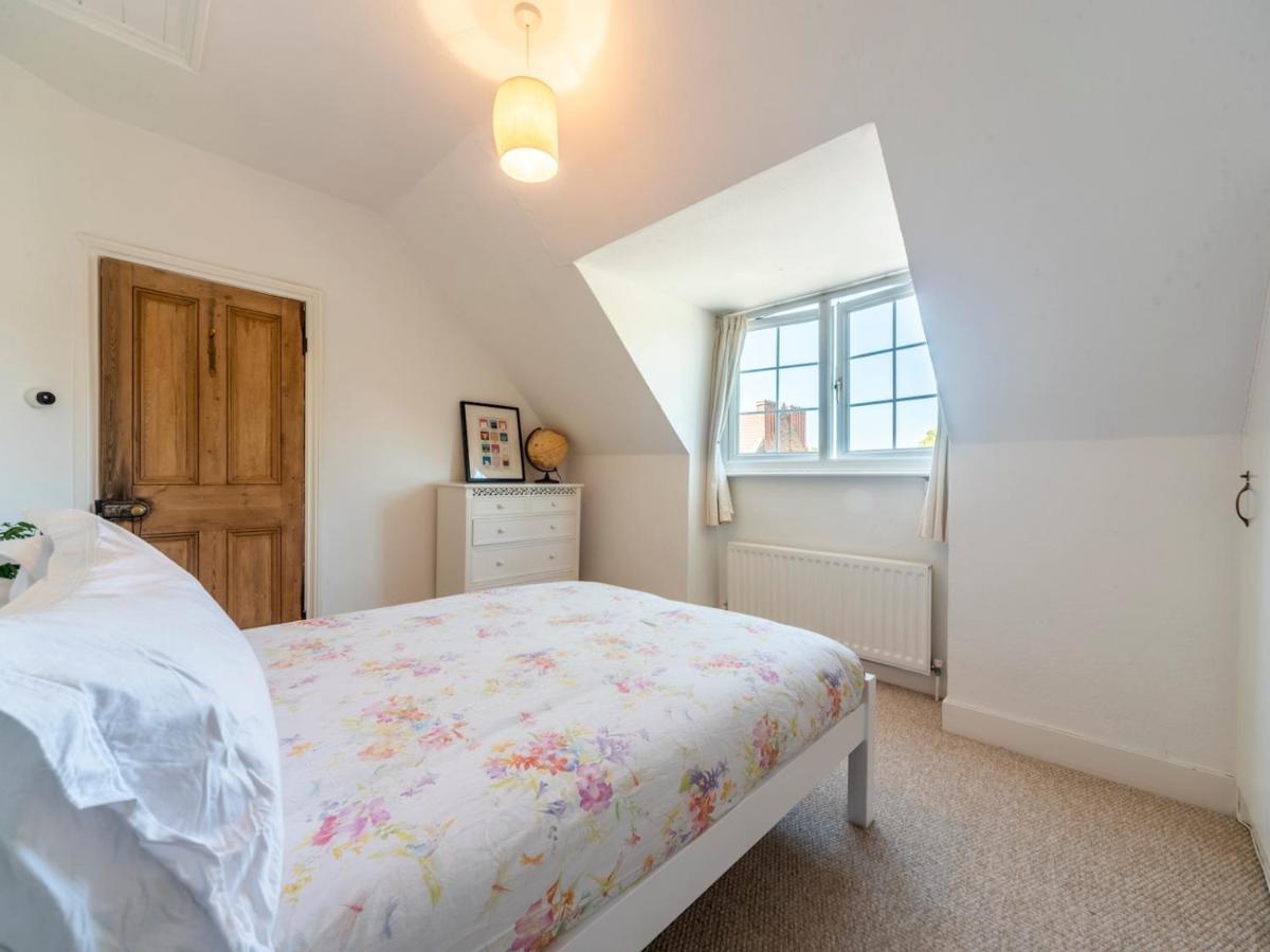 Pass The Keys Victorian Flat A Stones Throw From Hampton Court East Molesey